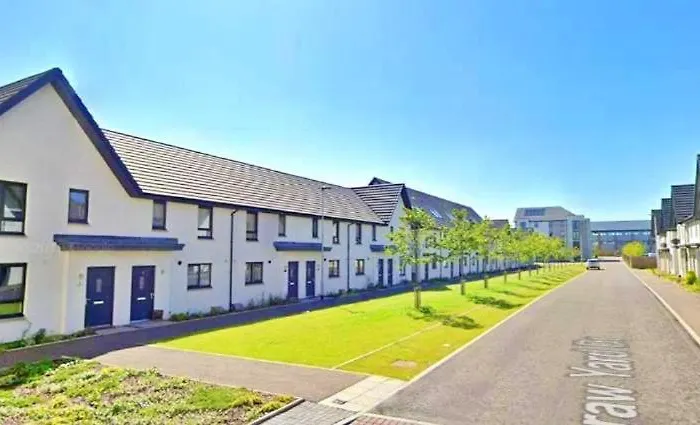 Newbuild - 3 Bedrooms, 2 Baths,5 Mins From Airport Holiday home Edinburgh