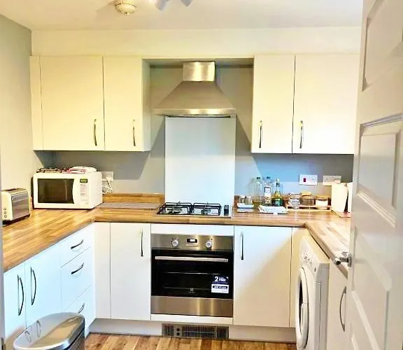 Newbuild - 3 Bedrooms, 2 Baths,5 Mins From Airport Holiday home Edinburgh