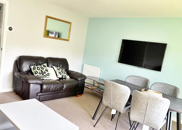 3 Bed House With Parking Near Airport