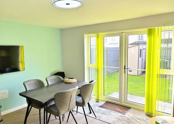 3 Bed House With Parking Near Airport Feriehus