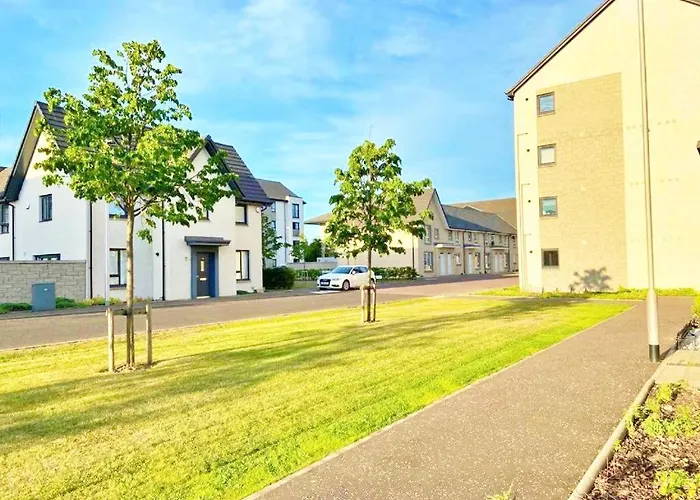 3 Bed House With Parking Near Airport Edinburgh