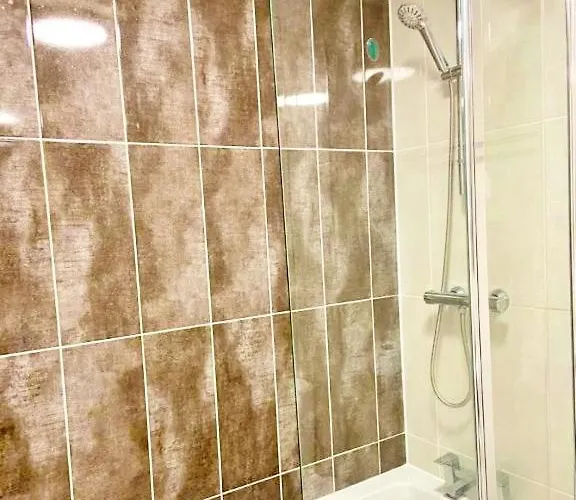 3 Bed House With Parking Near Airport * Edinburgh