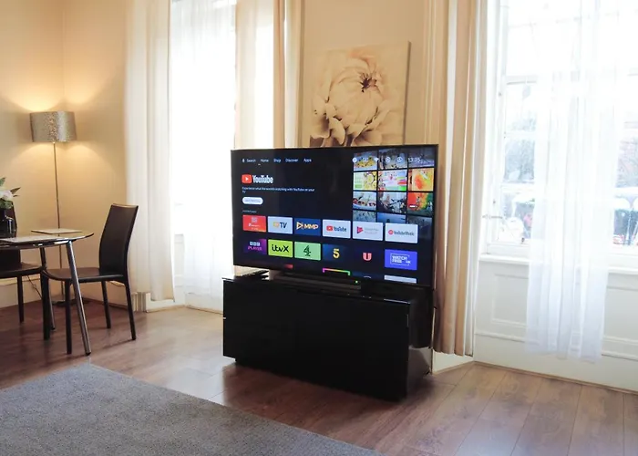 1 Bedrooms Flat In Haymarket, Heart Of Flat Sleeps 4 דירה *