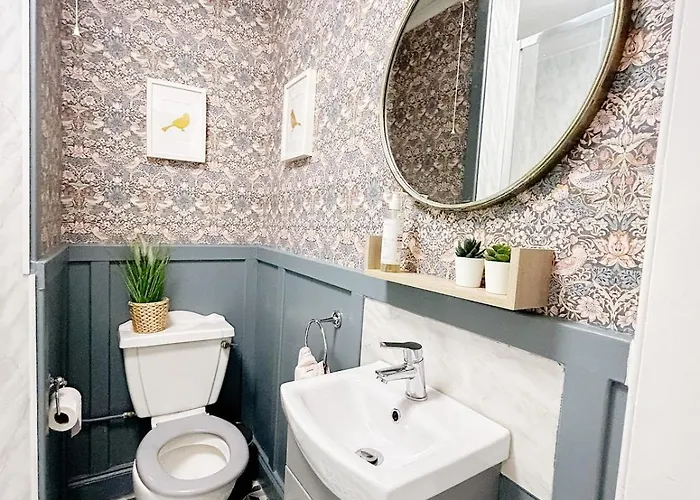 Chic Flat Close To Edinburgh, Airport, & Zoo דירה