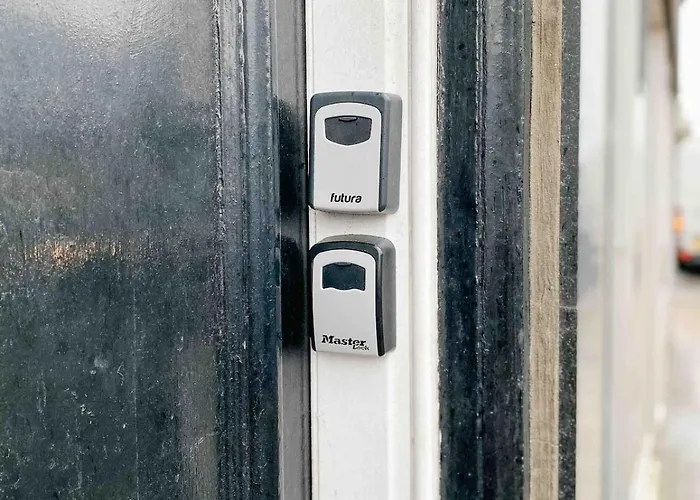 Chic Flat Close To Edinburgh, Airport, & Zoo דירה