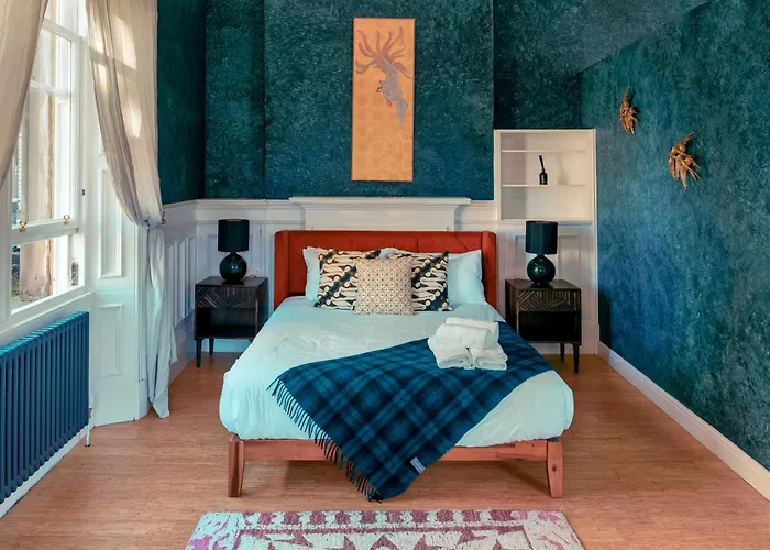 89 The Merchants- Chic By The House Of Danu