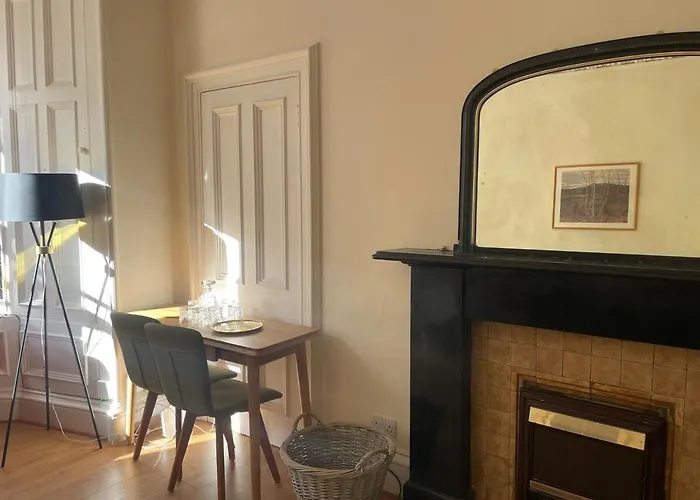 Large Flat In Chic Bruntsfield Apartment *