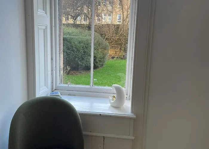 Large Flat In Chic Bruntsfield