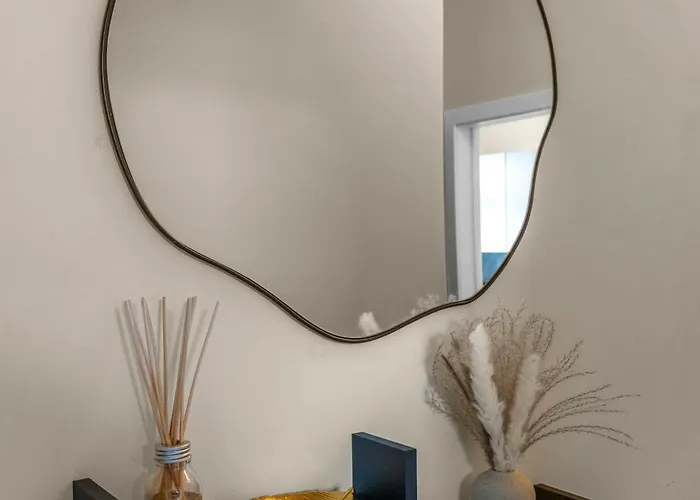 2 Bedroom In With 2 Free Parking Spaces شقة