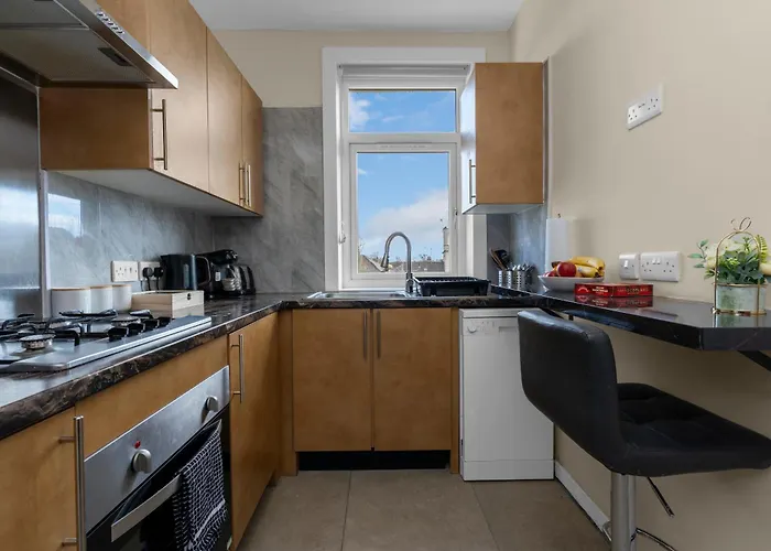 2 Bedroom In With 2 Free Parking Spaces شقة *