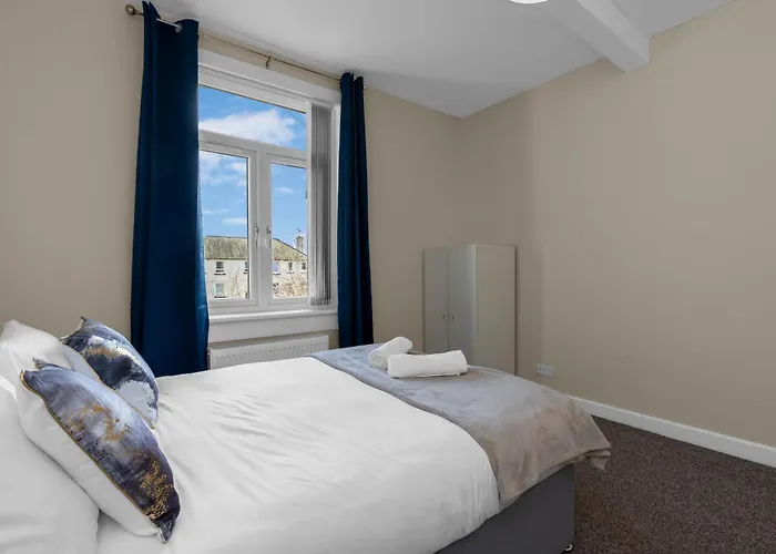 2 Bedroom In With 2 Free Parking Spaces إدنبرة