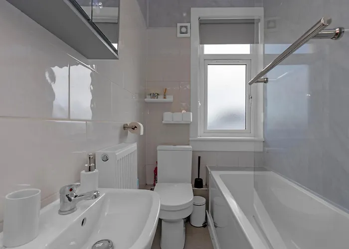 2 Bedroom In With 2 Free Parking Spaces *