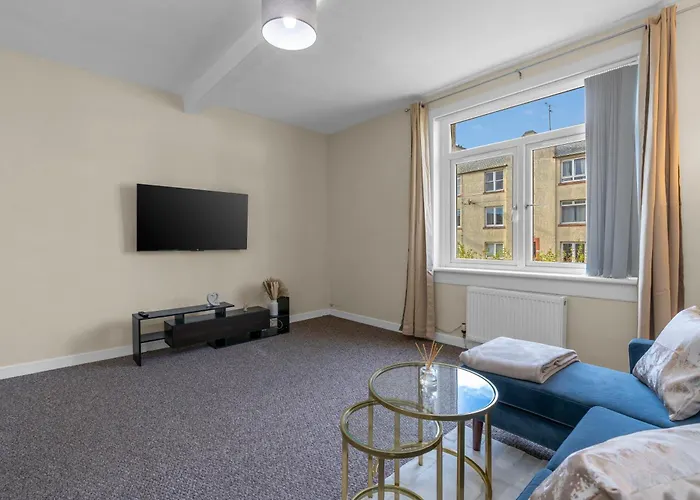 2 Bedroom In With 2 Free Parking Spaces شقة *