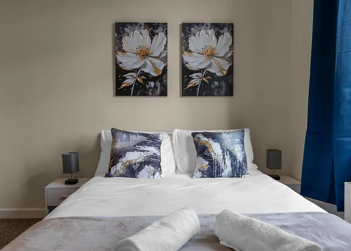 2 Bedroom In With 2 Free Parking Spaces شقة