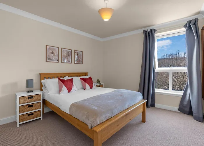 1 Double In Shared In With Free Parking * אדינבורו