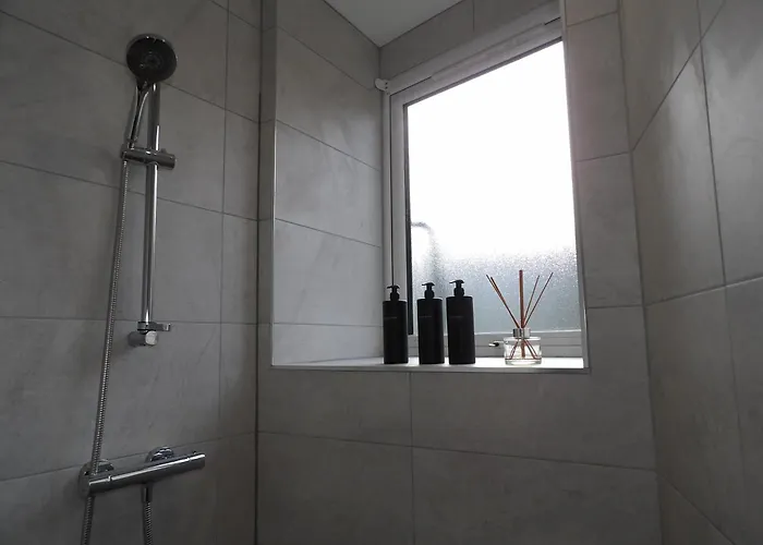 Convenience, Calm Comfort-- A Stylish One-bedroom Retreat Just 3 Stops From The Heart Of The Edynburg