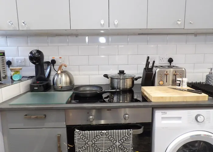Convenience, Calm Comfort-- A Stylish One-bedroom Retreat Just 3 Stops From The Heart Of The * Edynburg