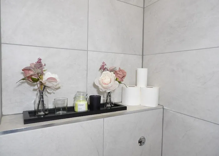 Convenience, Calm Comfort-- A Stylish One-bedroom Retreat Just 3 Stops From The Heart Of The * Edynburg