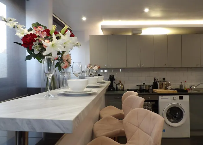 Convenience, Calm Comfort-- A Stylish One-bedroom Retreat Just 3 Stops From The Heart Of The Apartament