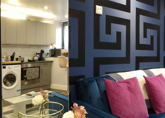 Convenience, Calm Comfort-- A Stylish One-bedroom Retreat Just 3 Stops From The Heart Of The Apartament Edynburg