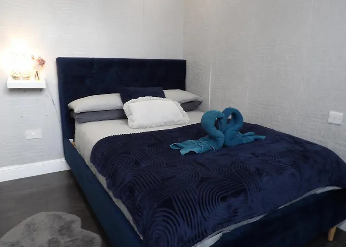 Apartment Convenience, Calm Comfort-- A Stylish One-bedroom Retreat Just 3 Stops From The Heart Of The Edinburgh