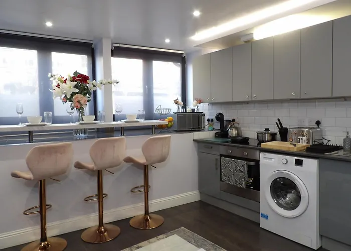 Convenience, Calm Comfort-- A Stylish One-bedroom Retreat Just 3 Stops From The Heart Of The * Edynburg