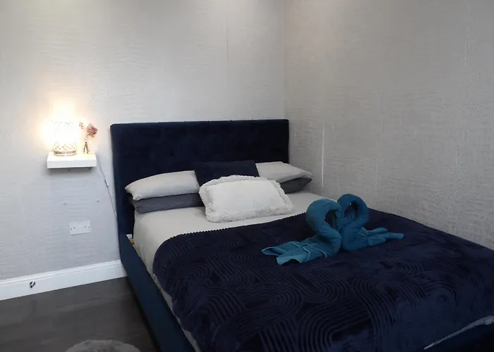 Convenience, Calm Comfort-- A Stylish One-bedroom Retreat Just 3 Stops From The Heart Of The Apartament