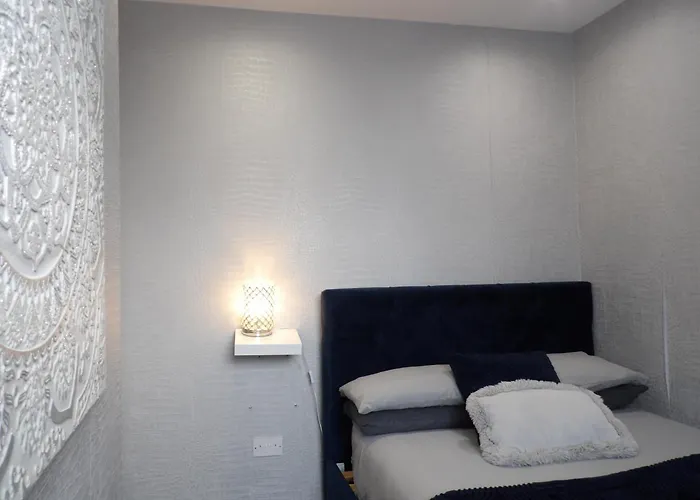 Convenience, Calm Comfort-- A Stylish One-bedroom Retreat Just 3 Stops From The Heart Of The Apartament *