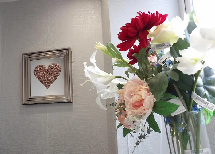 Apartment Convenience, Calm Comfort-- A Stylish One-bedroom Retreat Just 3 Stops From The Heart Of The Edinburgh