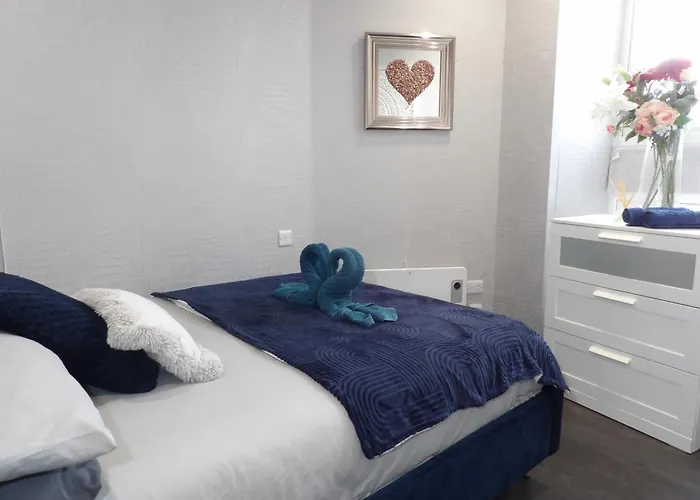 Convenience, Calm Comfort-- A Stylish One-bedroom Retreat Just 3 Stops From The Heart Of The Edynburg