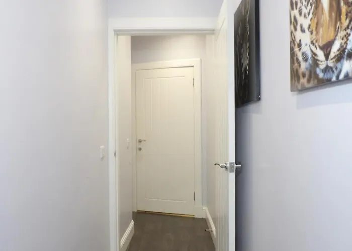 Convenience, Calm Comfort-- A Stylish One-bedroom Retreat Just 3 Stops From The Heart Of The Apartament