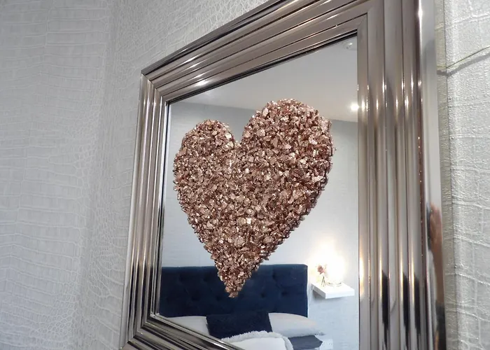 Convenience, Calm Comfort-- A Stylish One-bedroom Retreat Just 3 Stops From The Heart Of The *