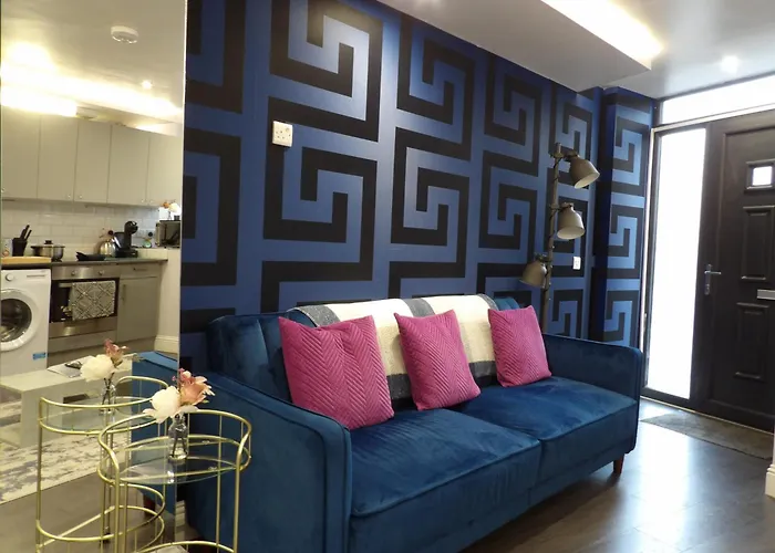 Convenience, Calm Comfort-- A Stylish One-bedroom Retreat Just 3 Stops From The Heart Of The * Edynburg