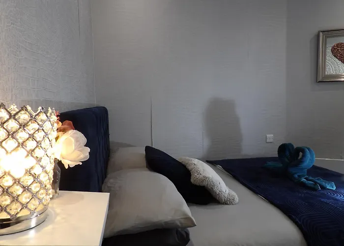 Convenience, Calm Comfort-- A Stylish One-bedroom Retreat Just 3 Stops From The Heart Of The Apartment *