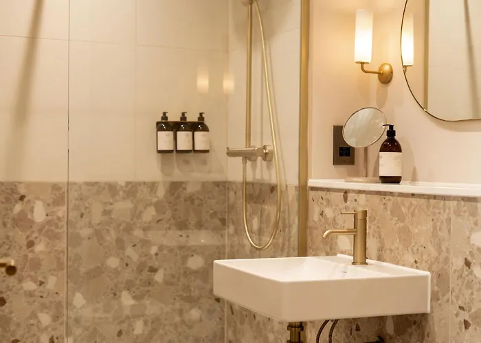 Moment George Iv Bridge Edinburgh