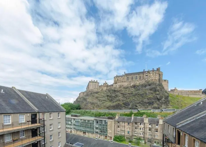 Joivy Warm & Welcoming Flat Near Castle
