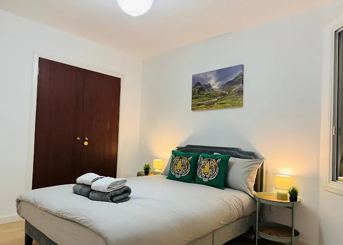 Immaculate Central Flat Near Edinburgh Castle With Free Private Parking
