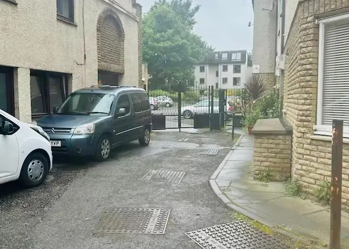 Immaculate Central Flat Near Edinburgh Castle With Free Private Parking