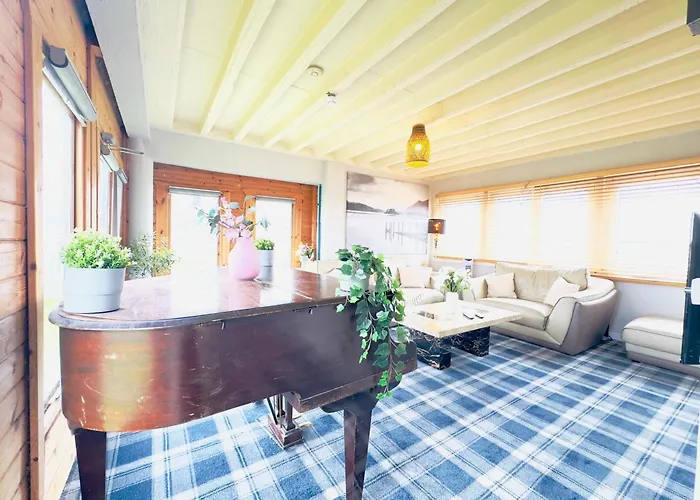 Apartment Floor With Castle Views Edinburgh