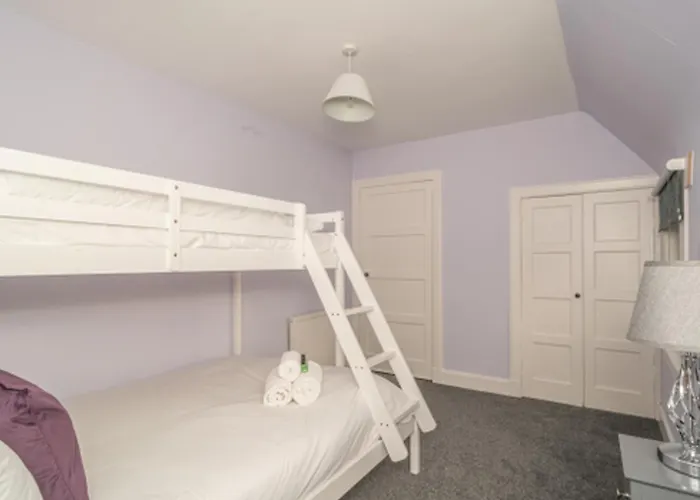 בית נופש Charming Family House In Rosewell - Pass The Keys *