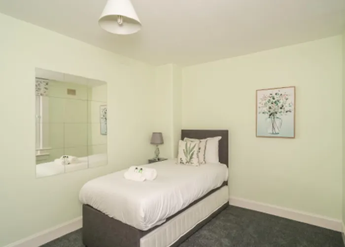 בית נופש Charming Family House In Rosewell - Pass The Keys *