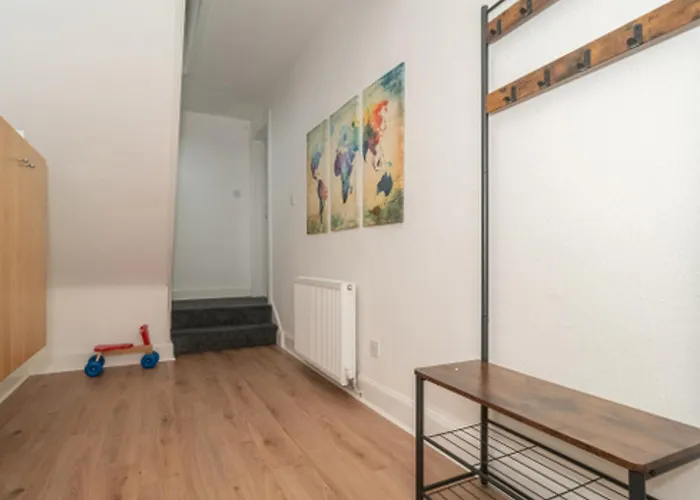 בית נופש Charming Family House In Rosewell - Pass The Keys אדינבורו