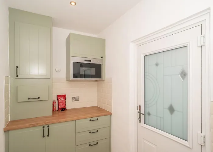 Charming Family House In Rosewell - Pass The Keys