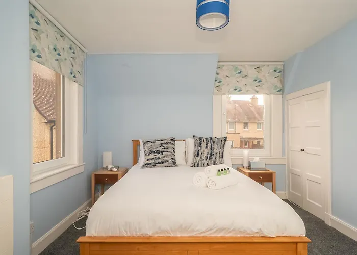 בית נופש Charming Family House In Rosewell - Pass The Keys *