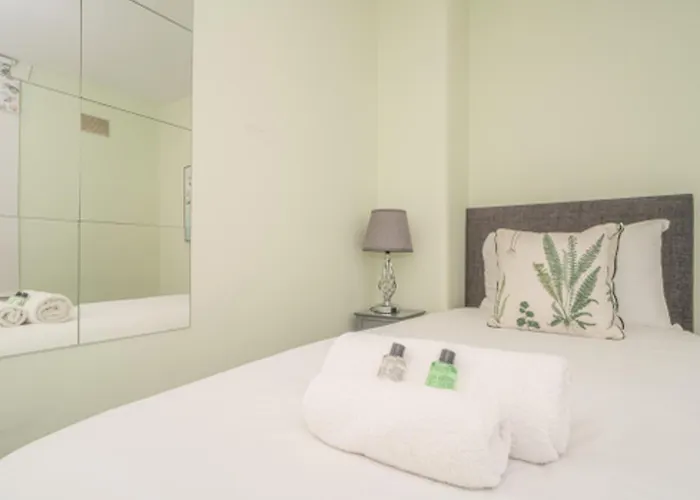 Charming Family House In Rosewell - Pass The Keys * אדינבורו