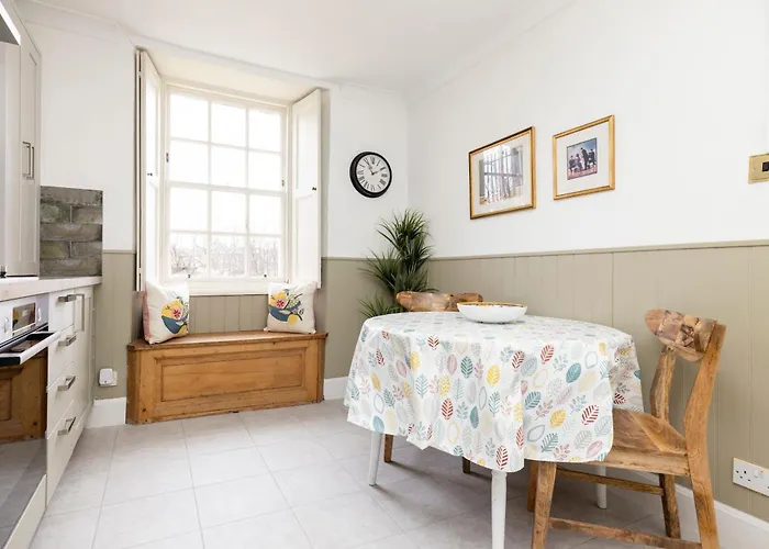 Joivy Beautiful Apartment, Private Garden, Calton Hill *