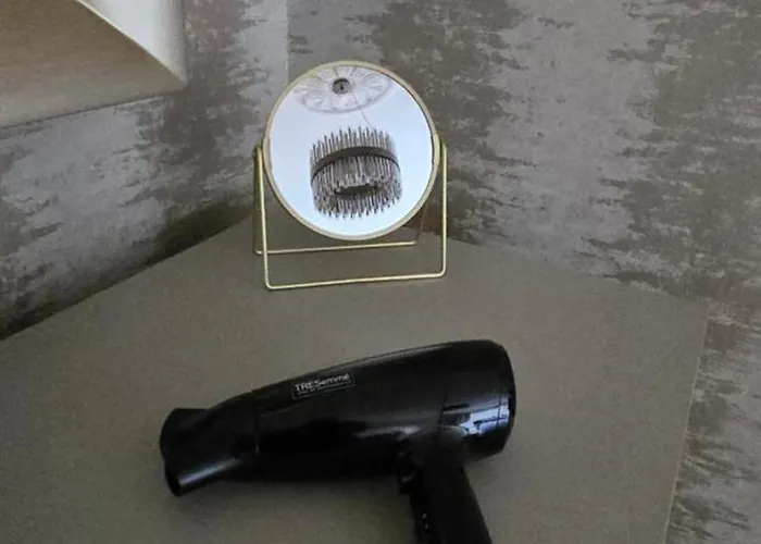 2 Bedroom Sofa Bed In Livingroom Castle View 1st Floor Sleeps 6 Edinburgh