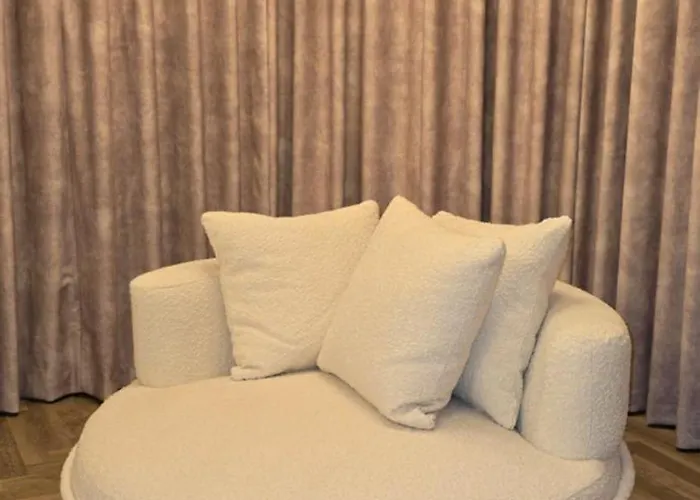 Apartment 2 Bedroom Sofa Bed In Livingroom Castle View 1st Floor Sleeps 6 Edinburgh