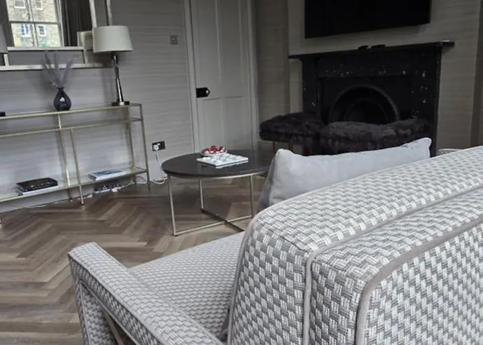 2 Bedroom Sofa Bed In Livingroom Castle View 1st Floor Sleeps 6 * Edinburgh
