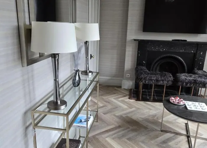 2 Bedroom Sofa Bed In Livingroom Castle View 1st Floor Sleeps 6 * Edinburgh